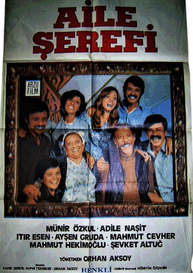 AİLE ŞEREFİ MÜNÜR ÖZKÜL ADİLE NAŞİT RENKLİ SİNEMA AFİŞ FİLM GÖSTERİMDE TANITIMINDA ASILARAK KULLANILMIŞDIR 