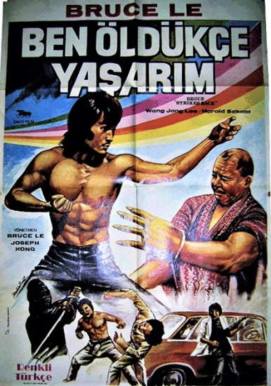 BEN ÖLDÜKCE YAŞARIM  BRUCE LE RENKLİ SİNEMA AFİŞ FİLM GÖSTERİMDE TANITIMINDA ASILARAK KULLANILMIŞDIR   