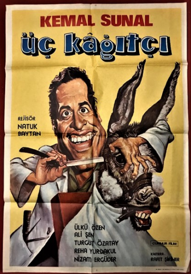ÜC KAGITCI KEMAL SUNAL RENKLİ SİNEMA AFİŞ FİLM GÖSTERİMDE TANITIMINDA ASILARAK KULLANILMIŞDIR 