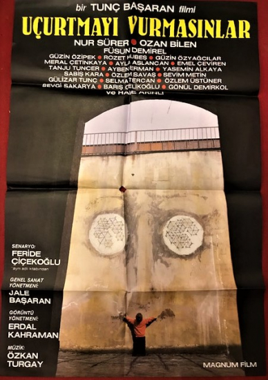 UCURTMAYI VURMASINLAR TUNC BAŞARAN NUR SÜRER OZAN BİLEN RENKLİ SİNEMA AFİŞ FİLM GÖSTERİMDE TANITIMINDA ASILARAK KULLANILMIŞDIR 
