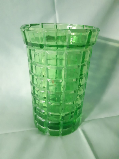 YEŞİL RENKLİ CAM KRİSTAL VAZO 