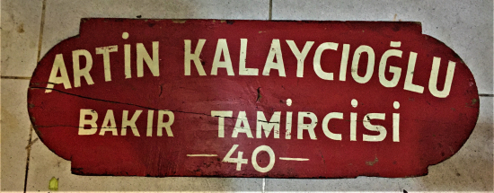 ARTİN KALAYCIOĞLU BAKIR TAMİRCİSİ 40 AHŞAP DUKKAN 1940 TABELA KIRMIZI BEYAZ EL KESİM VE BOYAMA 