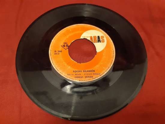 ARAS A ELLERİN BÖYLE BOŞMU KALACAKTI ORHAN ŞENER G 280 - B AŞKIMI BİLMEDİN 45 LİK YERLİ PLAK 