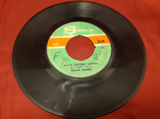 ŞAHİNLER 108 A KÖŞELERDE GİZLİCE HAYRİ ŞAHİN 108 B ARTIK ÜSTÜME VARMA SÖZ VE MÜZİK : ARİF SAĞ 45 LİK YERLİ PLAK 