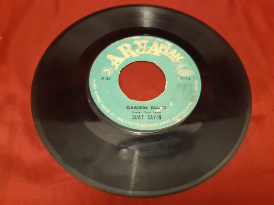 ARYA PLAK  SUAT SAYIN GARİBİN DUASI  MENFAAT DÜNYASI SUAT SAYIN . 45 LİK YERLİ PLAK 