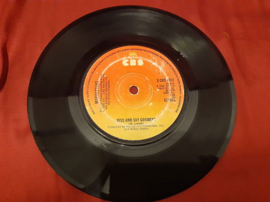 CBS PLAK SİDE A KISS AND SAY GOODBYR . MANHATTANS . SİDE B WONDERFUL WORLD OF LOVE 45 LİK YABANCI PLAK 
