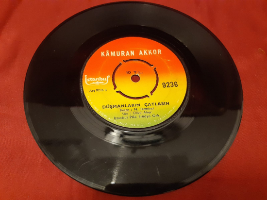 İSTANBUL PLAK KAMURAN AKKOR ARŞ 9236 A KADER ÇIKMAZI . ARŞ 9236 B DÜŞMANLARIM ÇATLASIN 45 LİK YERLİ PLAK 