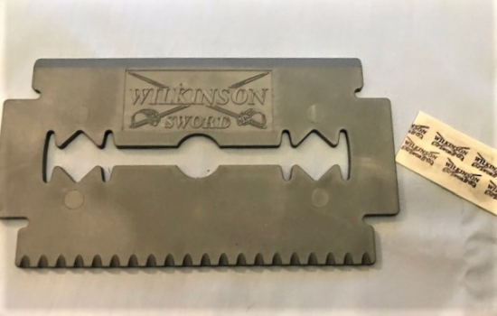 BERBERLERİN DUKKANINA WILKINSON JİLET REKLAM TAVANA ASILARAK KULLANILAN 