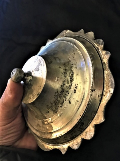 OSMANLI TEKKE İŞİ HACI BEKTAŞİ VELİ 1820 DAMGALI BRONZ KAPAKLI UFAK İFTARİYELİK İKRAMLIK SUNUMLUK KAPAKLI SAHAN UZERİ YAZILI 