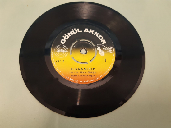 ATLAS PLAK GÖNÜL AKKOR KISKANIRIM , YARIN BAŞKA BİR GÜN 45 LİK YERLİ PLAK 