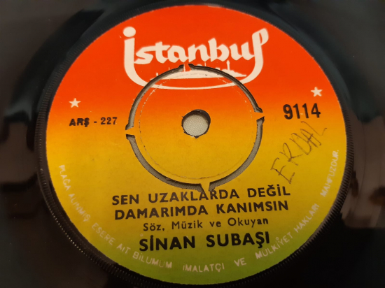 İSTANBUL PLAK SİNAN SUBAŞI SEN UZAKLARDA DEĞİL DAMARIMDA KANIMSIN , MÜHİM OLAN AŞKIMIZ 45 LİK YERLİ PLAK 