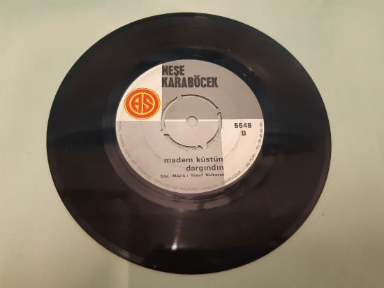 NEŞE KARA BÖCEK YORGUN GÖNÜLLER , MADEM KÜSTÜN DARGINDIN 45 LİK YERLİ PLAK 