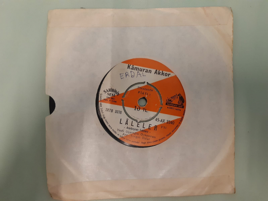 SAHİBİNİN SESİ PLAK KAMURAN AKKOR LALELER , BEYHAN 45 LİK YERLİ PLAK 