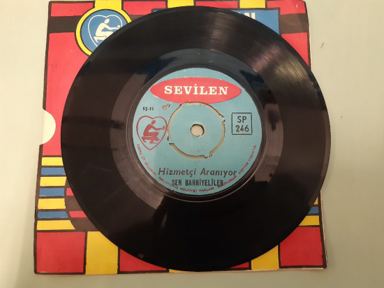 SEVİLEN PLAK  ZAVALLI ARİF - HİZMETCİ ARANIYOR SEN BAHRİYELİLER 45 LİK YERLİ PLAK 