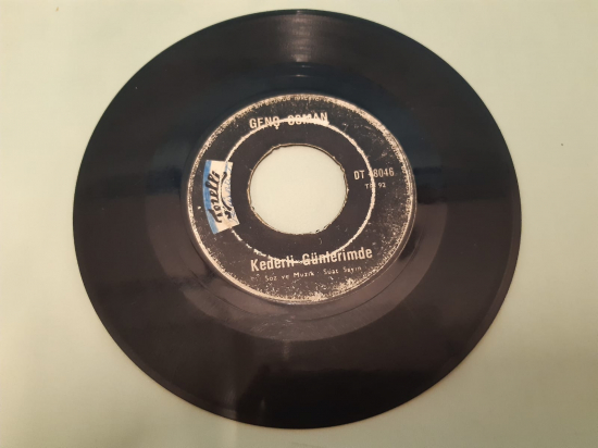 TEZELLİ PLAK GENÇ OSMAN SUS SUS SEVGİLİM DUYMASIN , KEDERLİ GÜNLERİMDE 45 LİK YERLİ PLAK 