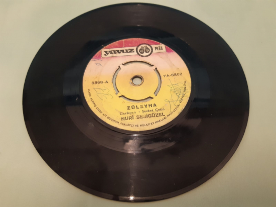 YAVUZ PLAK NURİ SESİ GÜZEL ZÜLEYHA GÜLÜŞÜN BENİ YAKAR 45 LİK YERLİ PLAK 