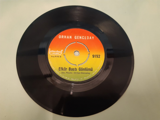 İSTANBUL PLAK ORHAN GENCEBAY KADERİMİN OYUNU , EFKAR BASTI GÖNLÜMÜ 45 LİK YERLİ PLAK 