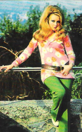  FİLİZ AKIN RENKLİ KARTPOSTAL ARKASI YAZISIZ 15 X 10 CM