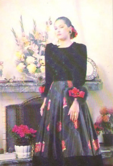 HULYA AVŞAR SANATCI  RENKLİ KARTPOSTAL ARKASI YAZILMAMIŞ 10X15 CM ÖLCÜLERDE