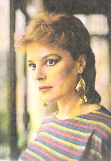 HULYA KOÇYİĞİT SANATCI  RENKLİ KARTPOSTAL ARKASI YAZILMAMIŞ 10X15 CM ÖLCÜLERDE