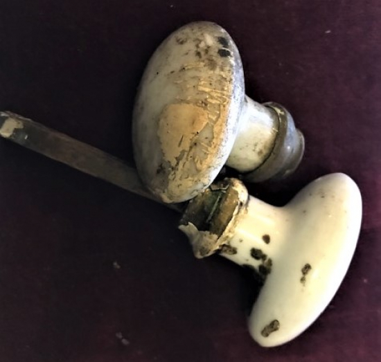 BEYAZ PORSELEN KAPI KOLU BEYAZ KISIMI EN 4 CM BOY 6 CM ÖLCÜLERDE