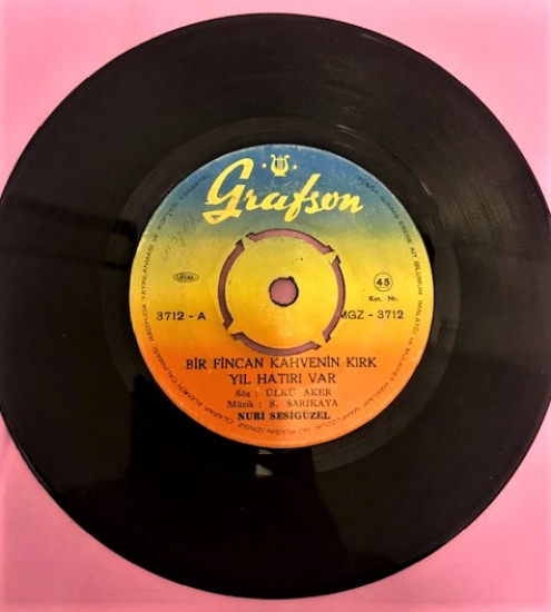 NURİ SESİGÜZEL BİR FİNCAN KAHVENİN KIRK YIL HATIRI VAR DAMLA DAMLA AKTI YAŞIM 45 LİK YERLİ PLAK 