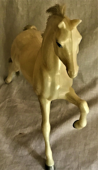 BEYAZ  KIR AT SEMBOL A.P YELELİ KUYRUKLU AT YÜKSEKLİK 27 CM ENİ 30 CM