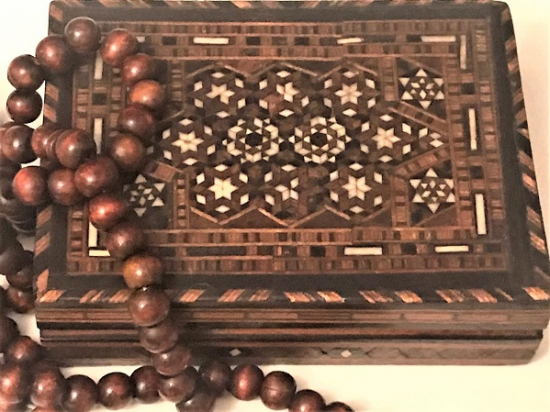 OSMANLI EL YAPIM TESBİS KUTUSU VE TESBİHİ ÜZERİ MAKUTERİ CALIŞMASI TEKKE İCERSİNDE BULUNAN CEKİLEN 