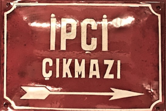 1927 BOMBELİ METAL KIRMIZI ESKİ EMAYE İPÇİ CIKMAZI SOKAK TABELASI CERRAH PAŞADA BİR CIKMAZ SOKAK ADI iSTANBULUN ENTERESAN SOKAK ADLARINDAN OLAN EMAYE TABELA