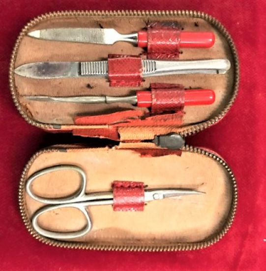 SEYEHAT İCİN MANİKÜR PEDİKÜR TAKIMI VE ELBİSE FIRCA KOPLİKE ÜRÜN 