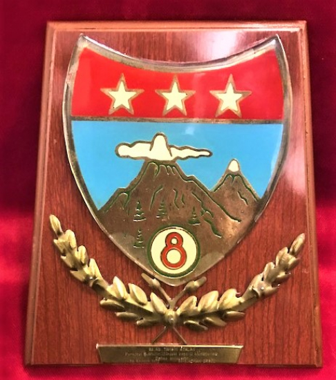 8 .ORDU KARA KUVVETLERİ ÜSTÜM BAŞIRI PLAKEDİ ŞİLT 1972 TARİHLİ KIDEMLİ ALBAY AHŞAP ÜZERİNE PİRİNC CELENK VE SICAK MİNELİDİR