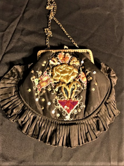 ÜZERİ TAMAMEN EL İŞLEMELİ SİYAH GECE CANTASI ZİNCİRLİ 