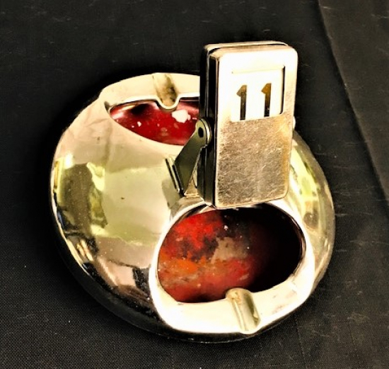 AYLIK GÜNLERİ GÖSTEREN MEKANİK TAKVİMLİ İÇİ KIRMIZI KROM PASLANMAZ KÜLLÜK 