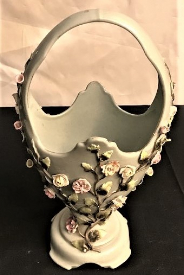 ÜZERİ EL İŞCİLİK VE BOYAMALI CİCEKLİ MAYZEN KULPLU PORSELEN SEPET 