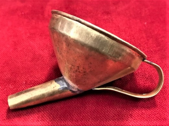 SÜZGECLİ UFAK EGRİ BOGAZLI SARI MALZEMEDEN YAPILMIS EL YAPIM HUNİ