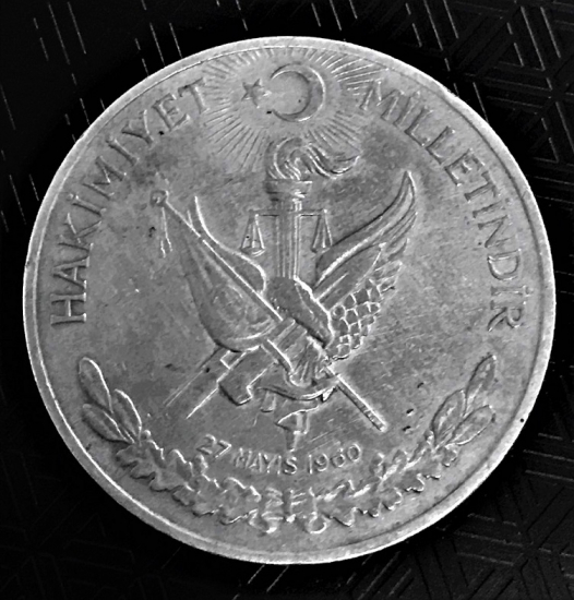 ORJINAL ATATÜRK VE BAYRAK BASKILI İHTİLAL DARBE PARASI HAKİMİYET MİLLETİNDİR 27 MAYIS 1960 TÜRKİYE CUMHURİYETİ GÜMÜŞ ON LİRA 