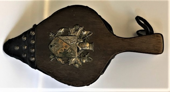 AHŞAP VE DERİDEN EL İLE KULLANILAN ŞÖMÜNE YAKMA KÖRÜK