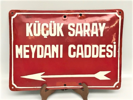 1927 KÜCÜK SARAY MEYDANI CADDESİ İSTANBUL KIRMIZI BEYAZ BOMBELİ EMAYE SOKAK TABELASI iSTANBULUN ENTERESAN SOKAK ADLARINDAN OLAN EMAYE TABELA