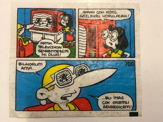  TİPİTİP SAKIZ VE CİKLET İÇERSİNDEN CIKAN YAĞLI KAGIT TÜRÜNDE RENKLİ TİFDRUK BASKI İLE KONULU MİZANSEN KARİKATÜR 