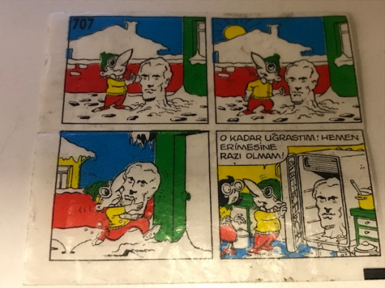  TİPİTİP SAKIZ VE CİKLET İÇERSİNDEN CIKAN YAĞLI KAGIT TÜRÜNDE RENKLİ TİFDRUK BASKI İLE KONULU MİZANSEN KARİKATÜR