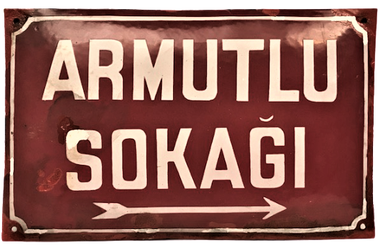 1927 BOMBELİ METAL EMAYE KIRMIZI BEYAZ İSTANBUL USKUDAR DA BULUNAN SOKAK TABELASI KÖPRÜLÜ FAZIL PAŞA SOKAGI  iSTANBULUN ENTERESAN SOKAK ADLARINDAN OLAN EMAYE TABELA