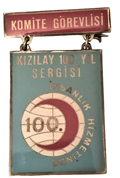 KIZILAY 100 YIL SERGİSİ İNSANLIK HİZMETİNDE KOMİTE GÖREVLİSİ YAKA RÖZETİ