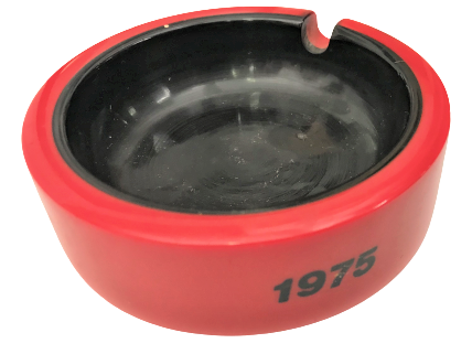 KATALİN  KÜLLÜK KIRMIZI SİYAH 1975 TARİHLİ KÜL TABLASI 