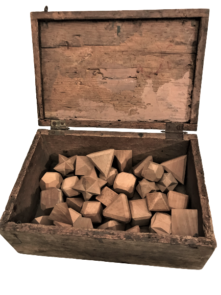 KENDİ KUTUSUNDA AHŞAP LOGO OYUNCAK FARKLI GEOMETRİK KESİLMİŞ BOY VE ŞEKİLLERDE 1940 YILLAR