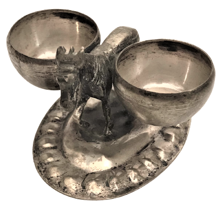 GÜMÜŞ BAHARATLIK SAGINDA VE SOLUNDA İKİ KÜFE TAŞIYAN EŞŞEK 