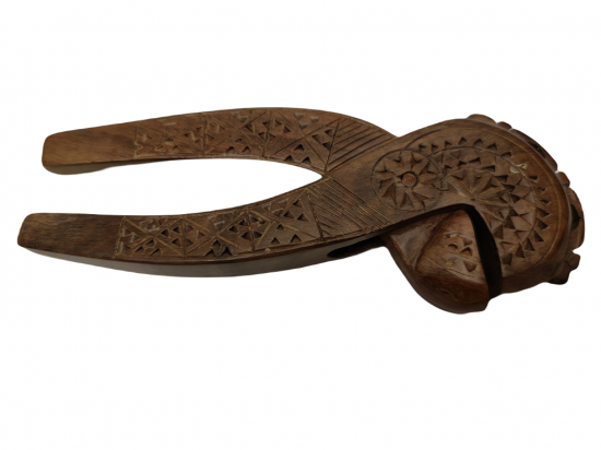 AHŞAP EL OYMA İŞCİLİKLİ EL SIKMALI CEVİZ KIRACAĞI