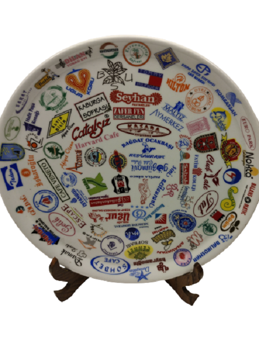 NECMİ SANATCI İMZALI KANADA DAMGALI ÜZERİNDE BİRCOK TANINMIŞ MARKA LOGOLARI BASKILI PORSELEN TABAK