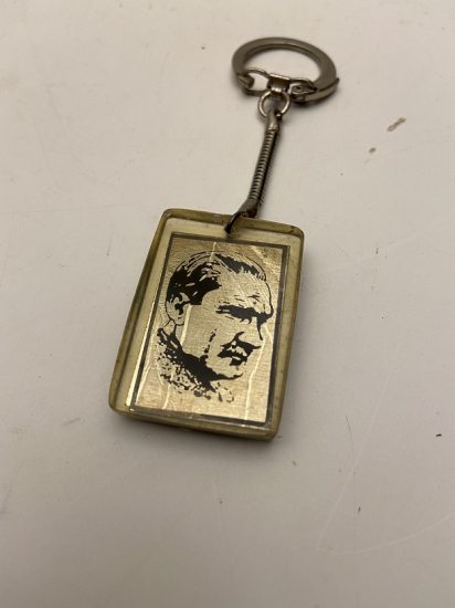 1960 MUSTAFA KEMAL ATATÜRK VE ANITKABİR RESİMLİ ANAHTARLIK POLİ KARBON 