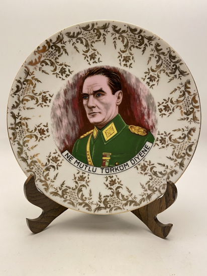 ALMAN BAVARIA KENARLAR ATLIN  EL CEKME VE BOYAMA NE MUTLU TÜRKÜM DİYENE VE ORTADA MUSTAFA KEMAL ATATÜRK DUVAR TABAĞI