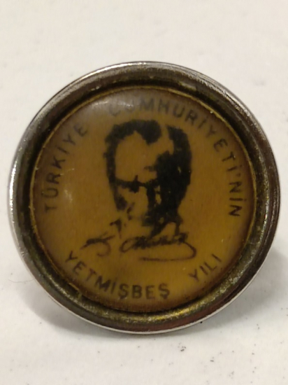 TÜRKİYE CUMHURİYETİ'NİN 75.YILI HATIRASI ROZET YUVARLAK FORMDA